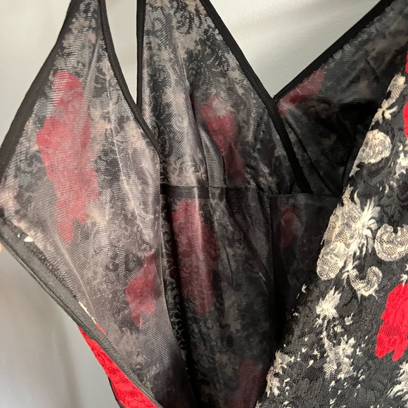 Y2K Valentine rose lace dress. V neck Size M fits 4-6 high low front zip back - Picture 5 of 7